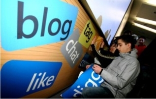 Youth Online Safety: «Σερφάρω, δεv ρισκάρω»