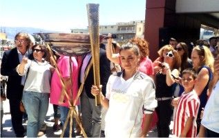 Η Μαρία μεταφέρει την Ολυμπιακή φλόγα