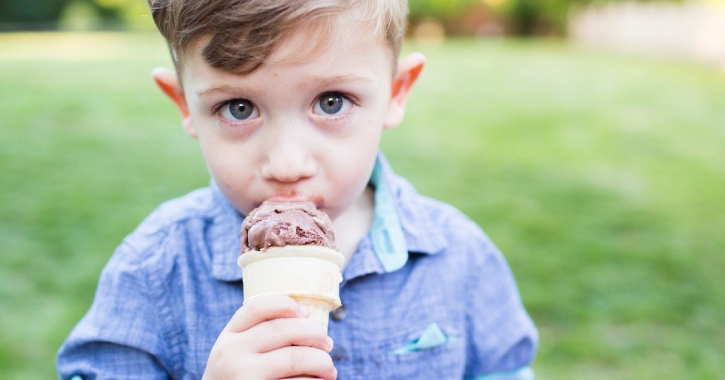 Мороженое для детей. Ice cream boys. Ice cream boys. Мальчик ест мороженое. Ребенок облизывает мороженое.